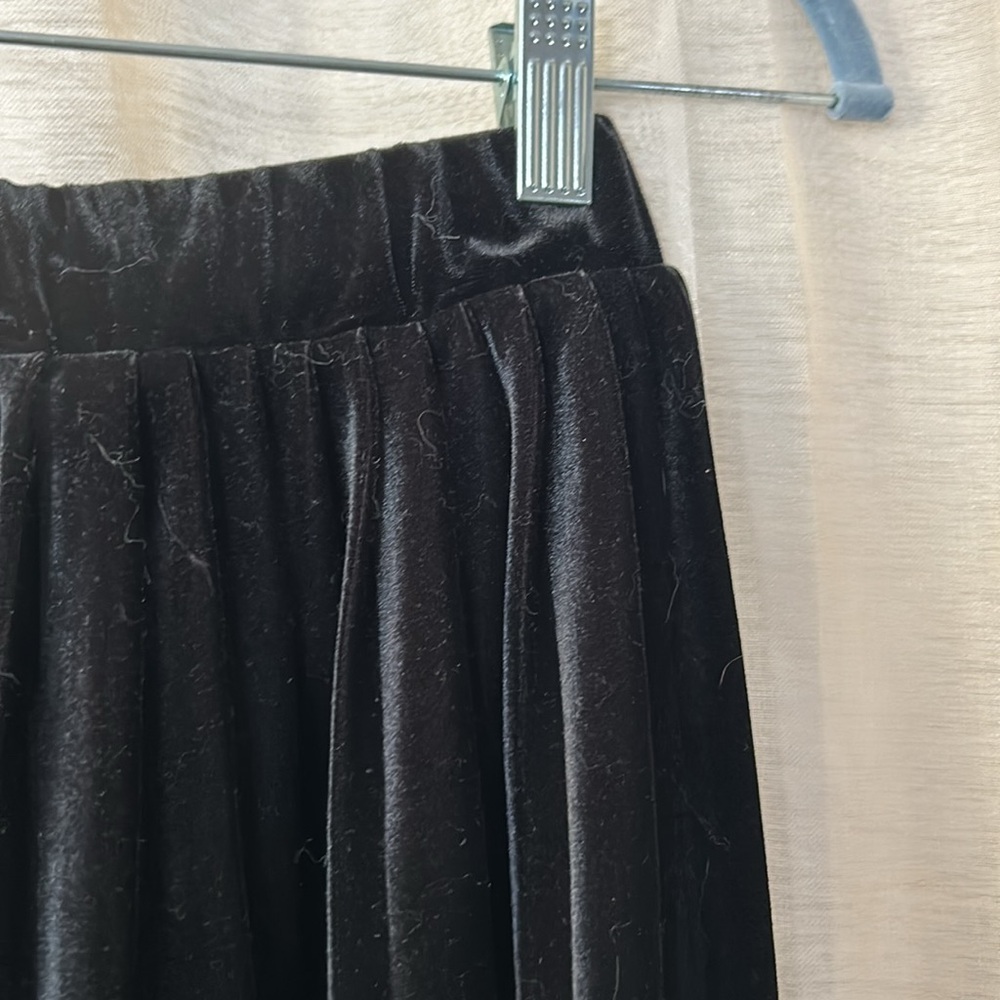 Black pleated velvet skirt, M